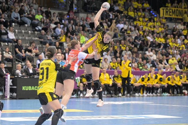 Guro Nestaker BVB Borussia Dortmund Handball, 33 in duel with Maxi Muehlner HSG Blomberg Lippe, 10 BVB Borussia Dortmund Handball vs HSG Blomberg Lippe, Handball, Women, DHB Pokal Haushahn Final 4, Semifinal, Season 2025 2026, 14 03 2026 BVB Borussia Dortmund Handball vs HSG Blomberg Lippe, Handball, Women, DHB Pokal Haushahn Final 4, Semifinal, Season 2025 2026, 14 03 2026 Stuttgart Copyright: xEibner-Pressefoto TobiasxBaurx EP_TBR
