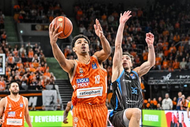 GER, BBL, ratiopharm Ulm vs Science City Jena 14 03 2026, ratiopharm arena, Neu Ulm, GER, BBL, ratiopharm Ulm vs Science City Jena, in the picture Mark Smith Ulm, 13 makes the decisive points, Kristopher Krause Jena, 36 nordphotoxGmbHx xHafner nph00200