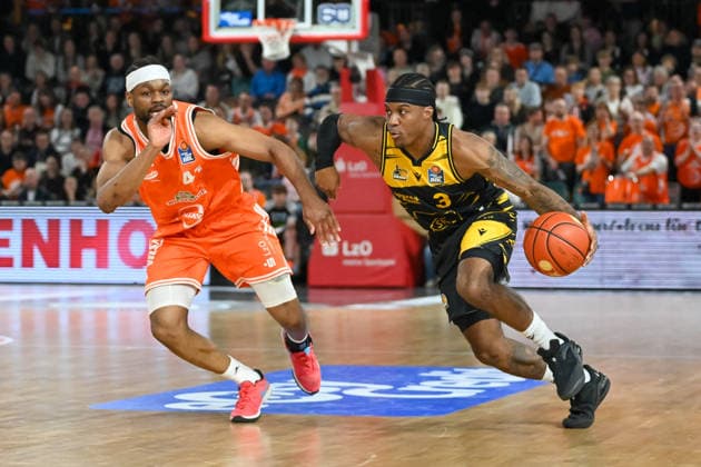 Stefan Smith MHP Riesen Ludwigsburg, 03 on the ball against Lloyd Pandi RASTA Vechta, 41 RASTA Vechta vs MHP Riesen Ludwigsburg, easyCredit Basketball Bundesliga, 24 Matchday, Season 2025 2026, 14 03 2026, RASTA Vechta vs MHP Riesen Ludwigsburg, easyCredit Basketball Bundesliga, 24 Matchday, Season 2025 2026, 14 03 2026 Vechta Copyright: xEibner-Pressefoto RobertxGertzenx EP_RGN