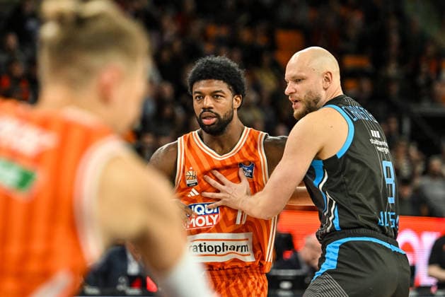 GER, BBL, ratiopharm Ulm vs Science City Jena 14 03 2026, ratiopharm arena, Neu Ulm, GER, BBL, ratiopharm Ulm vs Science City Jena, pictured Malik Osborne Ulm, 10 , Robin Christen Jena, 8 nordphotoxGmbHx xHafner nph00200