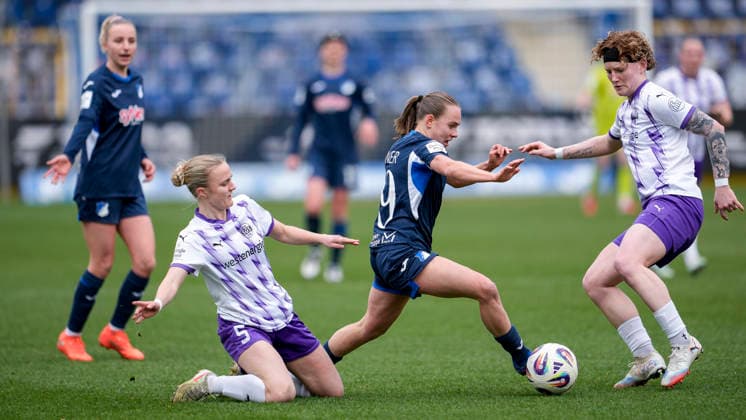 v li Paula Flach SGS, 5 , Marie Steiner TSG, 19 , Natasha Kowalski SGS, 10 , duel, duel scene, duel, tackle, tackling, dynamics, action, action, 15 03 2026, Sinsheim Hoffenheim Germany , Football, Google Pixel Women Bundesliga, TSG 1899 Hoffenheim SGS Essen, DFB DFL REGULATIONS PROHIBIT ANY USE OF PHOTOGRAPHS AS IMAGE SEQUENCES AND OR QUASI VIDEO xozx