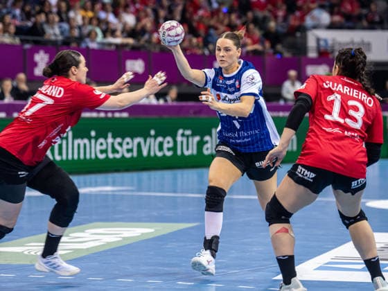 Andrea Jacobsen HSG Blomberg Lippe, 04 looking for the gap between Josefine Hanfland Thueringer HC, 57 and Giulia Guarieiro Thueringer HC, 13 , Thueringer HC vs HSG Blomberg Lippe, Handball, DHB Pokal Haushahn Final 4, Match for 3rd place, 2025 2026 season, 15 03 2026 Thueringer HC vs HSG Blomberg Lippe, Handball, DHB Pokal Haushahn Final 4, Match for 3rd place, 2025 2026 season, 15 03 2026 Stuttgart Copyright: xMichaelxSchmidt Eibner-Pressefotx EP_MST