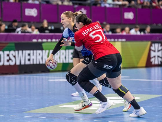 Nieke Kuehne HSG Blomberg Lippe, 09 in duel with Josefine Hanfland Thueringer HC, 57 , Thueringer HC vs HSG Blomberg Lippe, handball, DHB Pokal Haushahn Final 4, match for 3rd place, season 2025 2026, 15 03 2026 Thueringer HC vs HSG Blomberg Lippe, handball, DHB Pokal Haushahn Final 4, match for 3rd place, season 2025 2026, 15 03 2026 Stuttgart Copyright: xMichaelxSchmidt Eibner-Pressefotx EP_MST