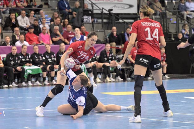 Maxi Muehlner HSG Blomberg Lippe, 10 in a duel with Kelly de Abreu Rosa Thueringer HC, 77 and Anika Niederwieser Thueringer HC, 14 Thueringer HC vs HSG Blomberg Lippe, Handball, Women, DHB Cup Haushahn Final 4, match for third place, 2025 2026 season, 15 03 2026 Thueringer HC vs HSG Blomberg Lippe, Handball, Women, DHB Cup Haushahn Final 4, match for third place, 2025 2026 season, 15 03 2026 Stuttgart Copyright: xEibner-Pressefoto TobiasxBaurx EP_TBR