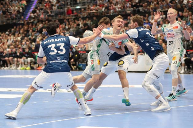 15 03 2026, xgox, Handball Daikin HBL Bergischer HC SC Magdeburg emspor, v l Eloy Morante Maldonado Bergischer HC, 33 , Gisli Thorgeir Kristjansson Magdeburg, 10 , Lars Mitchell Kooij Bergischer HC, 15 duel, duel, fight, tackle Duesseldorf