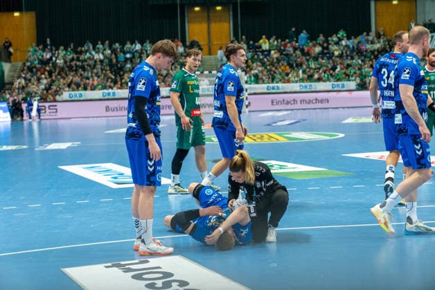 Torben Matzken TVB Stuttgart, 22 is treated with an ice pack after a foul SC DHfK Leipzig vs TVB Stuttgart, Handball, 1 Handball Bundesliga, Matchday 25, Season 2025 2026, 15 03 2026 SC DHfK Leipzig vs TVB Stuttgart, Handball, 1 Handball Bundesliga, Matchday 25, Season 2025 2026, 15 03 2026 Leipzig Copyright: xEibner-Pressefoto PiaxSchindlerx EP_PSR