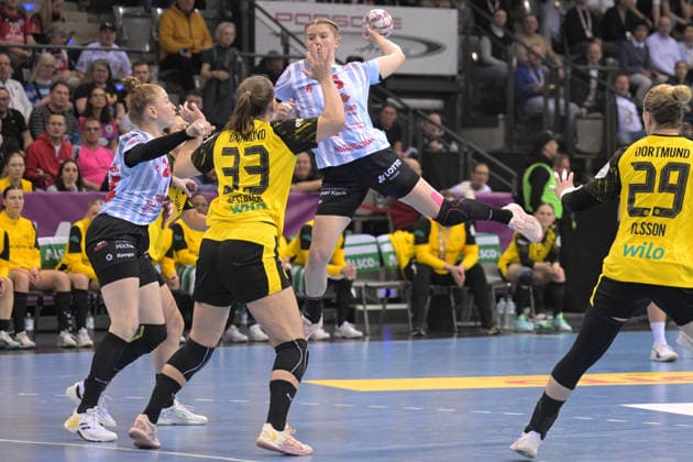 Nina Engel HSG Bensheim Auerbach, 06 throwing goal and Meike Schmelzer HSG Bensheim Auerbach, 24 in duel with Guro Nestaker BVB Borussia Dortmund Handball, 33 HSG Bensheim Auerbach vs BVB Borussia Dortmund Handball, Handball, Women, DHB Pokal Haushahn Final 4, Final, Season 2025 2026, 15 03 2026 HSG Bensheim Auerbach vs BVB Borussia Dortmund Handball, Handball, Women, DHB Pokal Haushahn Final 4, Final, Season 2025 2026, 15 03 2026 Stuttgart Copyright: xEibner-Pressefoto TobiasxBaurx EP_TBR