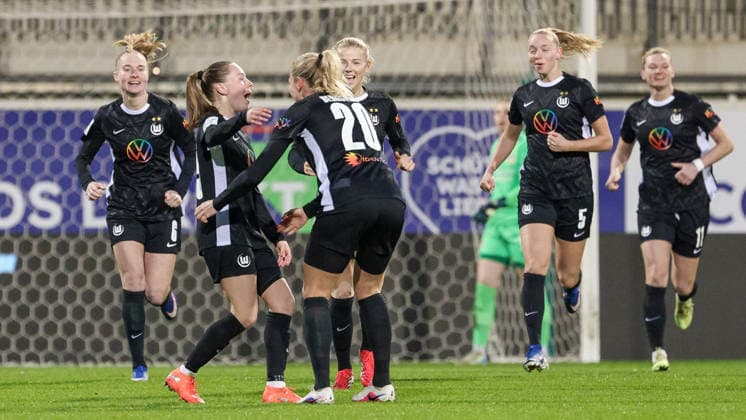 from left goal scorer Janou Levels VfL Wolfsburg, 15 , Guro Bergsvand VfL Wolfsburg, 20 and players from VfL Wolfsburg with goal celebration, jubilation, cheering, optimistic, game scene, highlight, joy about the goal to 1 0, THE DFB REGULATIONS PROHIBIT ANY USE OF PHOTOGRAPHS AS IMAGE SEQUENCES AND OR QUASI VIDEO , 15 03 2026, Wolfsburg Germany , Football, Google Pixel Womens Bundesliga, VfL Wolfsburg Bayer 04 Leverkusen xobx