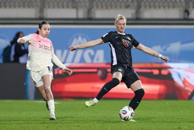 from left Loreen Bender Bayer 04 Leverkusen, 19 0 and Alexandra Popp VfL Wolfsburg, 11 in a duel, dynamic, action, action, game scene, THE DFB REGULATIONS PROHIBIT ANY USE OF PHOTOGRAPHS AS IMAGE SEQUENCES AND OR QUASI VIDEO , 15 03 2026, Wolfsburg Germany , Football, Google Pixel Womens Bundesliga, VfL Wolfsburg Bayer 04 Leverkusen xobx