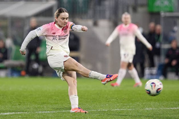 Sofie Zdebel Bayer 04 Leverkusen, 16 shooting at goal, on the ball, action, action scene,, THE DFB REGULATIONS PROHIBIT ANY USE OF PHOTOGRAPHS AS IMAGE SEQUENCES AND OR QUASI VIDEO , 15 03 2026, Wolfsburg Germany , Football, Google Pixel Womens Bundesliga, VfL Wolfsburg Bayer 04 Leverkusen xobx