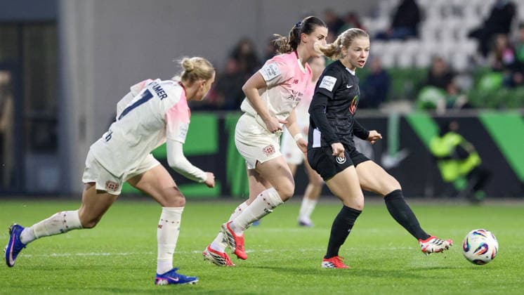 from left Cornelia Kramer Bayer 04 Leverkusen, 7 , Katharina Piljic Bayer 04 Leverkusen, 6 and Justine Kielland VfL Wolfsburg, 18 in running duel, duel, dynamic, action, action, game scene, THE DFB REGULATIONS PROHIBIT ANY USE OF PHOTOGRAPHS AS IMAGE SEQUENCES AND OR QUASI VIDEO , 15 03 2026, Wolfsburg Germany , Football, Google Pixel Womens Bundesliga, VfL Wolfsburg Bayer 04 Leverkusen xobx