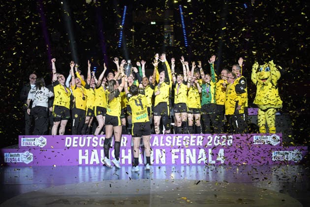 Alicia Langer BVB Borussia Dortmund Handball, 17 and Alina Grijseels BVB Borussia Dortmund Handball, 04 raise the DHB Cup in the sky of the Porsche Arena HSG Bensheim Auerbach vs BVB Borussia Dortmund Handball, Handball, Women, DHB Cup Haushahn Final 4, Final, Season 2025 2026, 15 03 2026 HSG Bensheim Auerbach vs BVB Borussia Dortmund Handball, Handball, Women, DHB Cup Haushahn Final 4, Final, Season 2025 2026, 15 03 2026 Stuttgart Copyright: xEibner-Pressefoto TobiasxBaurx EP_TBR
