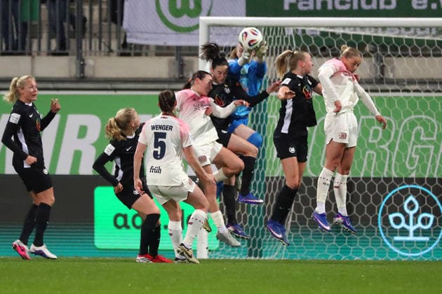 VfL vs Leverkusen, BL Women Wolfsburg, 15 03 2026, Football, Women, Google Pixel Bundesliga, Season 2025 2026, VfL Wolfsburg vs Bayer 04 Leverkusen, Goalkeeper Stina Johannes VfL Wolfsburg , Caitlin Dijkstra VfL Wolfsburg , Alexandra Popp VfL Wolfsburg AOK Stadion Niedersachsen Germany
