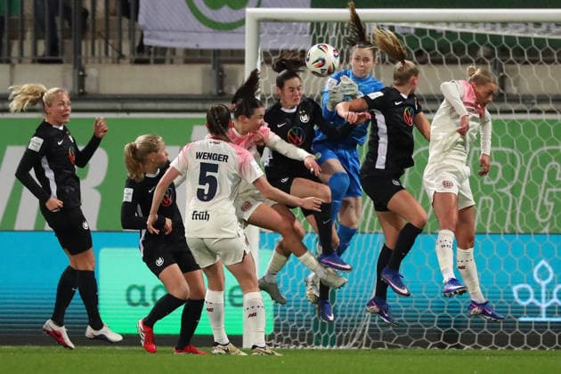 VfL vs Leverkusen, BL Women Wolfsburg, 15 03 2026, Football, Women, Google Pixel Bundesliga, Season 2025 2026, VfL Wolfsburg vs Bayer 04 Leverkusen, Goalkeeper Stina Johannes VfL Wolfsburg , Caitlin Dijkstra VfL Wolfsburg , Alexandra Popp VfL Wolfsburg AOK Stadion Niedersachsen Germany