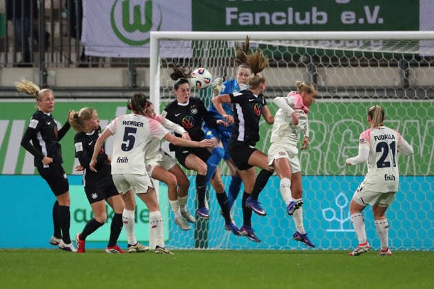VfL vs Leverkusen, BL Women Wolfsburg, 15 03 2026, Football, Women, Google Pixel Bundesliga, Season 2025 2026, VfL Wolfsburg vs Bayer 04 Leverkusen, Goalkeeper Stina Johannes VfL Wolfsburg , Caitlin Dijkstra VfL Wolfsburg , Alexandra Popp VfL Wolfsburg AOK Stadion Niedersachsen Germany