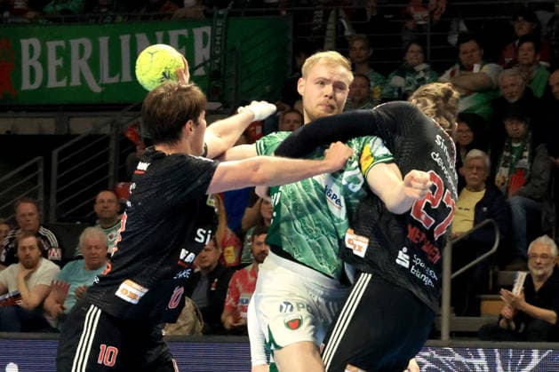DEU, DHB, 1 HBL, Fuechse Berlin vs Erlangen, 15 03 2026, Max Schmeling Halle, Berlin, DEU, DHB, 1 HBL, Fuechse Berlin vs Erlangen, in the picture Matthes Langhoff Fuechse Berlin 25 , Florian Scheerer Erlangen 10 , Antonio Metzner Erlangen 27 nordphotoxGmbHx xEngler nph00076