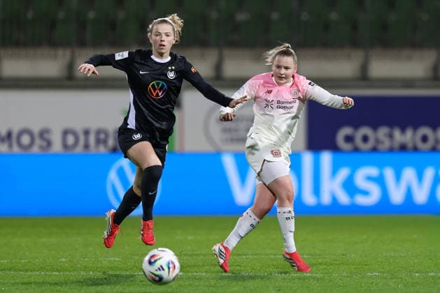 from left Justine Kielland VfL Wolfsburg, 18 and Vanessa Fudalla Bayer 04 Leverkusen, 21 in a duel, dynamic, action, action, game scene, THE DFB REGULATIONS PROHIBIT ANY USE OF PHOTOGRAPHS AS IMAGE SEQUENCES AND OR QUASI VIDEO , 15 03 2026, Wolfsburg Germany , Football, Google Pixel Womens Bundesliga, VfL Wolfsburg Bayer 04 Leverkusen xobx