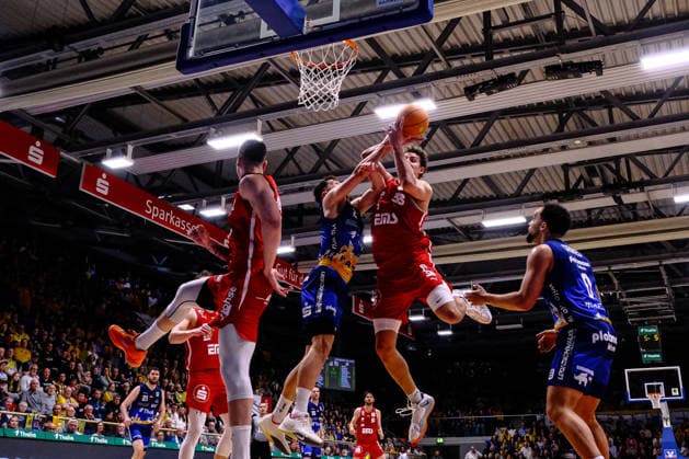 ProA Phoenix Hagen vs Nürnberg Falcons BC, Hagen, 15 03 2026, Ischelandhalle Hagen Dennis Nawrocki 2, Phoenix Hagen, SG during block against Brandton Dean Chatfield 33, Nürnberg Falcons BC, C ProA Phoenix Hagen vs Nürnberg Falcons BC, Hagen, 15 03 2026, Ischelandhalle Hagen Copyright: xBEAUTIFULxSPORTS Piepenstockx