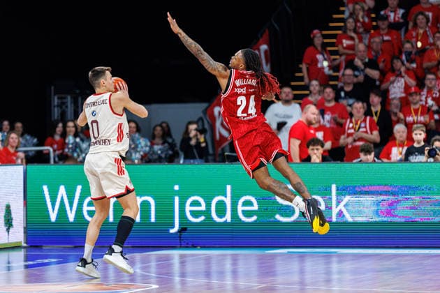 Nenad Dimitrijevic FC Bayern Muenchen Basketball, 00 , Cobe Williams BMA365 Bamberg Baskets, 24 , BMA365 Bamberg Baskets vs FC Bayern Muenchen Basketball, Basketball, easyCredit BBL, 24 Matchday, 15 03 2026 BMA365 Bamberg Baskets vs FC Bayern Muenchen Basketball, Basketball, easyCredit BBL, 24 Matchday, 15 03 2026 Bamberg Copyright: xEibner-Pressefoto G.xSantemizx EP_EER