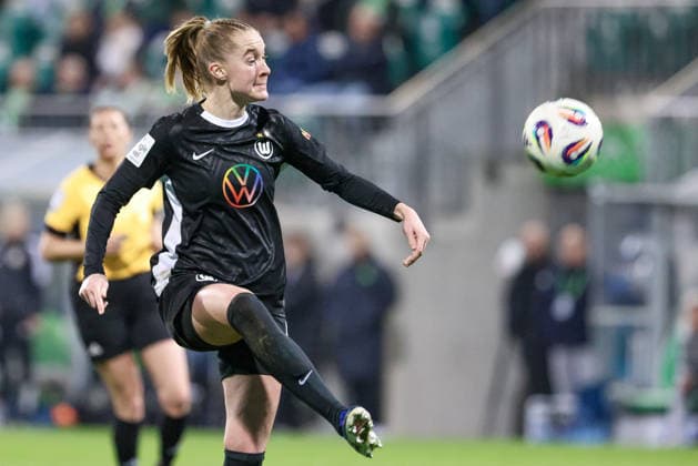 Janina Minge VfL Wolfsburg, 6 on the ball, single image, full body, action, action scene, portrait, close-up, single photo, single image, THE DFB REGULATIONS PROHIBIT ANY USE OF PHOTOGRAPHS AS IMAGE SEQUENCES AND OR QUASI VIDEO , 15 03 2026, Wolfsburg Germany , Football, Google Pixel Womens Bundesliga, VfL Wolfsburg Bayer 04 Leverkusen xobx