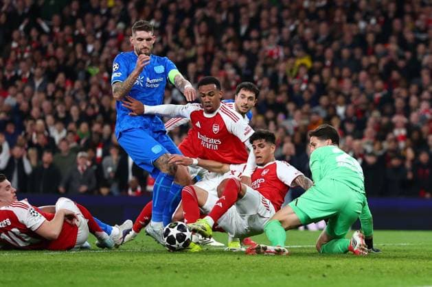 Piero Hincapie of Arsenal is unable to scramble the ball past Janis Blaswich of Bayer Leverkusen Arsenal v Bayer 04 Leverkusen, UEFA Champions League, Round of 16, Second Leg, Football, Emirates Stadium, London, UK - 17 Mar 2026London Emirates Stadium United Kingdom EDITORIAL USE ONLY No use with unauthorised audio, video, data, fixture lists, club league logos or live services. Online in-match use limited to 120 images, no video emulation. No use in betting, games or single club league player publications. Copyright: xSimonxDael Shutterstockx 16776376z