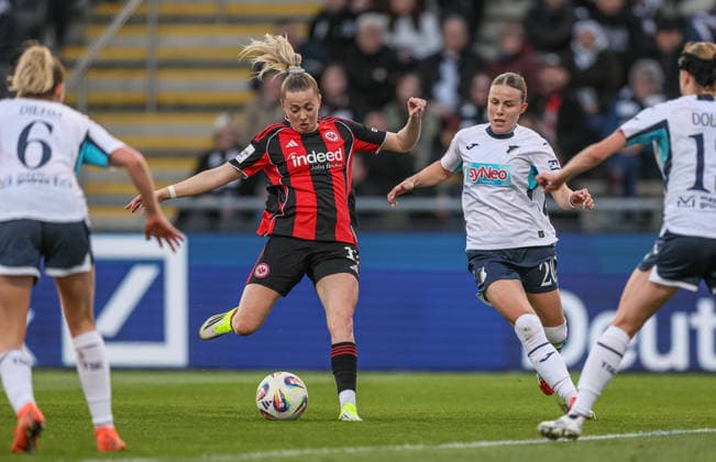 GER, Frankfurt, Eintracht Frankfurt vs TSG Hoffenheim, Google Pixel Bundesliga, Football, DFB, Season 2025 2026, Stadion am Brentanobad, 15 Matchday in picture f l Nina Lührsen Eintracht Frankfurt Women 11 , Laura Gloning TSG Hoffenheim Women 20 , Goal shot DFB DFL REGULATIONS PROHIBIT ANY USE OF PHOTOGRAPHS AS IMAGE SEQUENCES AND OR QUASI VIDEO, 18 03 2026 Copyright: HMBxMedia HendrikxHamelau