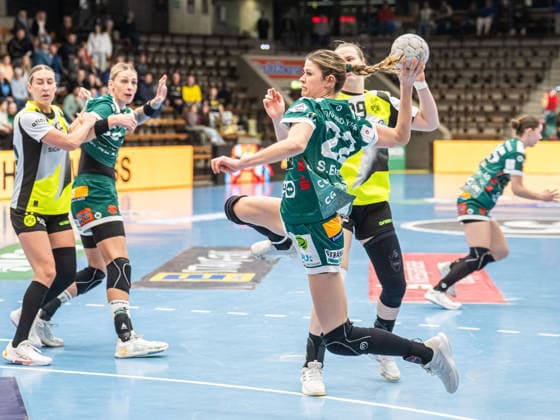 Sina Ehmann Frisch Auf Women, 22 prevails against Emma Olsson Borussia Dortmund, 29, Frisch Auf Goeppingen vs Borussia Dortmund, Handball, 1 Bundesliga, Season 2025 2026, 18 03 2026 Frisch Auf Goeppingen vs Borussia Dortmund, Handball, 1 Bundesliga, Season 2025 2026, 18 03 2026 Goeppingen Copyright: xMichaelxSchmidt Eibner-Pressefotx EP_MST
