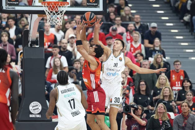 Oscar da Silva FC Bayern Basketball, 01 with ball at the basket, with Filip Petrusev Dubai Basketball, 30 and Mfiondu Kabengele Dubai Basketball, 17 , GER, FC Bayern Basketball vs Dubai Basketball, Basketball, Euroleague, Matchday 32, 2025 2026 season, 19 03 2026, GER, FC Bayern Basketball vs Dubai Basketball, Basketball, Euroleague, Matchday 32, 2025 2026 season, 19 03 2026 Munich Copyright: xEibner-Pressefoto JennixMaulx EP_JML