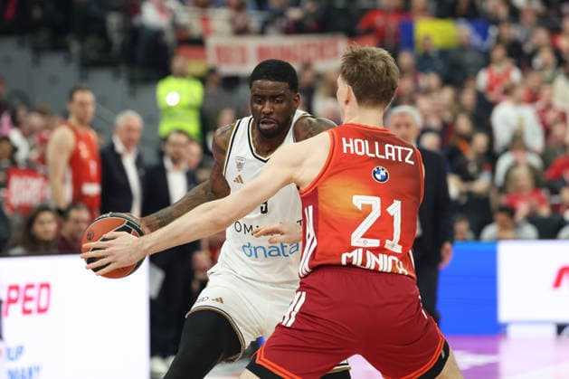 Dwayne Bacon Dubai Basketball, 03 with Justuz Hollatz FC Bayern Basketball, 21 , GER, FC Bayern Basketball vs Dubai Basketball, Basketball, Euroleague, 32 Matchday, Season 2025 2026, 19 03 2026, GER, FC Bayern Basketball vs Dubai Basketball, Basketball, Euroleague, 32 Matchday, Season 2025 2026, 19 03 2026 Munich Copyright: xEibner-Pressefoto JennixMaulx EP_JML