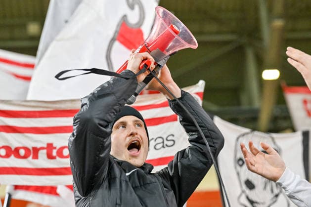 Maximilian Eggestein SC Freiburg, 08 with microphone on at the fans GER, SC Freiburg KRC Genk, Football, Europa League, Round of 16, Season 2025 2026, 19 03 2026 GER, SC Freiburg KRC Genk, Football, Europa League, Round of 16, Season 2025 2026, 19 03 2026 Freiburg Copyright: xEibner-Pressefoto ThomasxHessx EP_THS