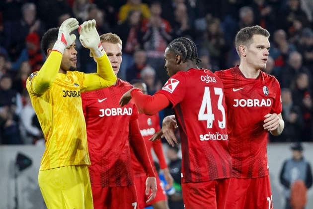 Noah Atubolu SC Freiburg, 01 , Philipp Lienhart SC Freiburg, 03 , Bruno Ogbus SC Freiburg, 43 and Matthias Ginter SC Freiburg, 28 after the match , Germany, Football, UEFA Europa League, Round of 16, 2025 2026, SC Freiburg vs KRC Genk, 19 03 2026, Freiburg im Breisgau Europa Park Stadion Germany Copyright: xGrantxHubbsx