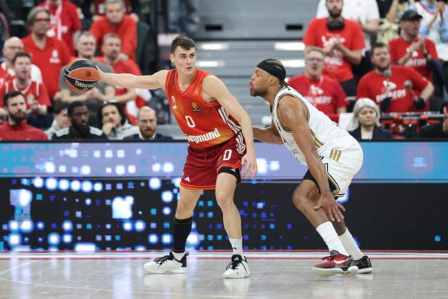 Nenad Dimitrijevic FC Bayern Basketball, 00 with Justin Anderson Dubai Basketball, 10 , GER, FC Bayern Basketball vs Dubai Basketball, Basketball, Euroleague, Matchday 32, Season 2025 2026, 19 03 2026, GER, FC Bayern Basketball vs Dubai Basketball, Basketball, Euroleague, Matchday 32, Season 2025 2026, 19 03 2026 Munich Copyright: xEibner-Pressefoto JennixMaulx EP_JML