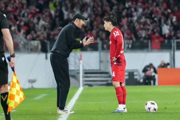 Julian Schuster SC Freiburg, Coach in conversation with Yuito Suzuki SC Freiburg, 14 , Germany, Football, UEFA Europa League, Round of 16, Second leg, 2025 2026, SC Freiburg vs KRC Genk, 19 03 2026, Europa Park Stadion, Freiburg, Germany Freiburg Europa Park Stadion Baden Württemberg Germany Copyright: xArnexAmbergx