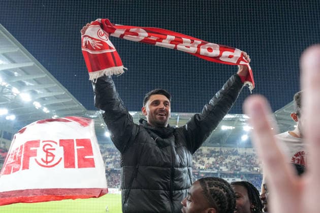 Vincenzo Grifo SC Freiburg, 32 , Celebrate with the fans in the curve, scarf , Germany, Football, UEFA Europa League, Round of 16, second leg, 2025 2026, SC Freiburg vs KRC Genk, 19 03 2026, Europa Park Stadion, Freiburg, Germany Freiburg Europa Park Stadion Baden Württemberg Germany Copyright: xArnexAmbergx