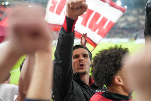Igor Matanovic SC Freiburg, 31 celebrates with the fans in the curve , Germany, Football, UEFA Europa League, Round of 16, second leg, 2025 2026, SC Freiburg vs KRC Genk, 19 03 2026, Europa Park Stadion, Freiburg, Germany Freiburg Europa Park Stadion Baden Württemberg Germany Copyright: xArnexAmbergx