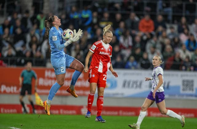 GER, Essen, SGS Essen vs FC Bayern Munich, Google Pixel Womens Bundesliga, Football, DFB, Season 2025 2026, Stadion an der Hafenstraße , 21 Matchday in picture v l Luisa Palmen SGS Essen Women 21 , Pernille Harder Bayern Munich 21 DFB DFL REGULATIONS PROHIBIT ANY USE OF PHOTOGRAPHS AS IMAGE SEQUENCES AND OR QUASI VIDEO, 20 03 2026 Copyright: HMBxMedia HendrikxHamelau