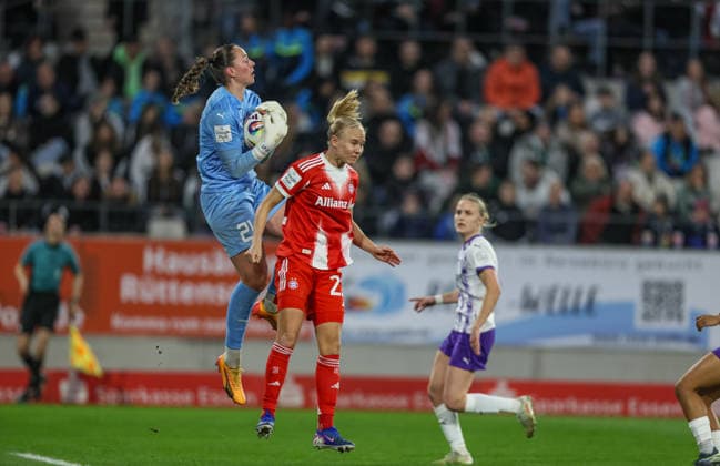 GER, Essen, SGS Essen vs FC Bayern Munich, Google Pixel Womens Bundesliga, Football, DFB, Season 2025 2026, Stadion an der Hafenstraße , 21 Matchday in picture v l Luisa Palmen SGS Essen Women 21 , Pernille Harder Bayern Munich 21 DFB DFL REGULATIONS PROHIBIT ANY USE OF PHOTOGRAPHS AS IMAGE SEQUENCES AND OR QUASI VIDEO, 20 03 2026 Copyright: HMBxMedia HendrikxHamelau