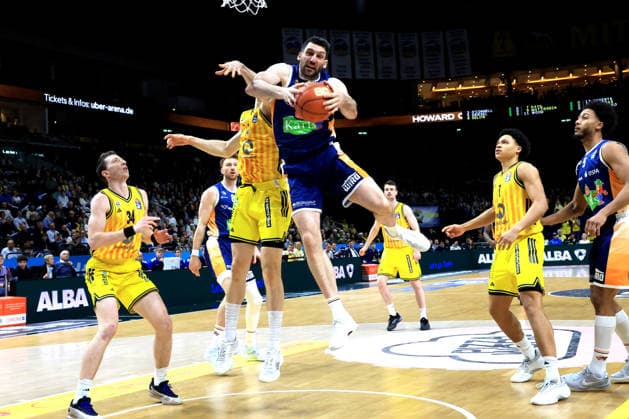 DEU, easyCredit BBL, ALBA vs Rostock Seawolves, 20 03 2026, Uber Arena, Berlin, DEU, easyCredit BBL, ALBA vs Rostock Seawolves, in the picture Justin Bean ALBA Berlin 34 , Martynas Echodas ALBA Berlin 14 , a7 , Owen Klassen Rostock Seawolves 29 nordphotoxGmbHx xEngler nph00076