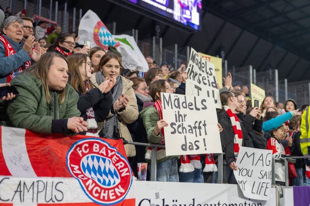 Munich fans cheer with their team SGS Essen vs FC Bayern Muenchen, Football, Womens Bundesliga, Matchday 21, Season 2025 2026, 20 03 2026 DFL DFB Regulations prohibit any use of Photographs as image sequences and or Quasivideo SGS Essen vs FC Bayern Muenchen, Football, Womens Bundesliga, Matchday 21, Season 2025 2026, 20 03 2026 Essen Copyright: xEibner-Pressefoto ThomasxHaeslerx EP_THR