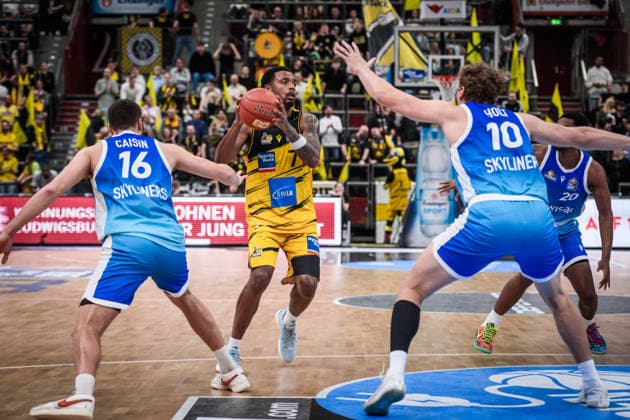 Elijah Hughes MHP RIESEN Ludwigsburg, 07 surrounded by Frankfurters Radii Caisin Frankfurt Skyliners, 16 , Jacob Holt Frankfurt Skyliners, 10 , Desmond Watson Frankfurt Skyliners, 20 GER, MHP Riesen Ludwigsburg vs Skyliners Frankfurt, Basketball Bundesliga, easycredit BBL, 25 Matchday, Season 2025 2026, 20 03 2026 GER, MHP Riesen Ludwigsburg vs Skyliners Frankfurt, Basketball Bundesliga, easycredit BBL, 25 Matchday, Season 2025 2026, 20 03 2026 Ludwigsburg Copyright: xSandyxDinkelackerx EP_SDR