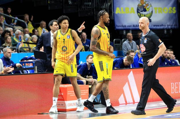 DEU, easyCredit BBL, ALBA vs Rostock Seawolves, 20 03 2026, Uber Arena, Berlin, DEU, easyCredit BBL, ALBA vs Rostock Seawolves, in the picture substitution of Jack Kayil ALBA Berlin 7 , J Wan Roberts ALBA Berlin 13 nordphotoxGmbHx xEngler nph00076