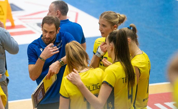 21 3 2026, Volleyball, Women, VBL, 1 VBL, 1 Volleyball Bundesliga, Playoff, Quarterfinals, 1 Match, SSC Palmberg Schwerin Ladies in Black Aachen Coach Felix Koslowski SSC Palmberg Schwerin, li gives instructions to his players Schwerin Palmberg Arena Mecklenburg-Vorpommern Germany