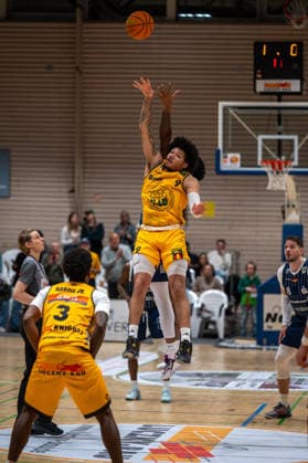 Charles Tyrone Harris Jr Bozic Estriche Knights Kirchheim, 03 , Tylan James Pope Bozic Estriche Knights Kirchheim, 09 , Kilian Dietz VfL SparkassenStars Bochum, 08 , GER, Bozic Estriche Knights Kirchheim vs VfL SparkassenStars Bochum, BARMER 2 Basketball Bundesliga, 28 Matchday, Season 2025 2026, 21 03 2026 GER, Bozic Estriche Knights Kirchheim vs VfL SparkassenStars Bochum, BARMER 2 Basketball Bundesliga, 28 Matchday, Season 2025 2026, 21 03 2026 Kirchheim unter Teck Copyright: xEibner-Pressefoto SilasxKunzx EP_SKZ