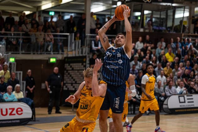 Lucas Mayer Bozic Estriche Knights Kirchheim, 08 , Aitor Julen Pickett Lazo VfL SparkassenStars Bochum, 99 , GER, Bozic Estriche Knights Kirchheim vs VfL SparkassenStars Bochum, BARMER 2 Basketball Bundesliga, 28 Matchday, Season 2025 2026, 21 03 2026 GER, Bozic Estriche Knights Kirchheim vs VfL SparkassenStars Bochum, BARMER 2 Basketball Bundesliga, 28 Matchday, Season 2025 2026, 21 03 2026 Kirchheim unter Teck Copyright: xEibner-Pressefoto SilasxKunzx EP_SKZ