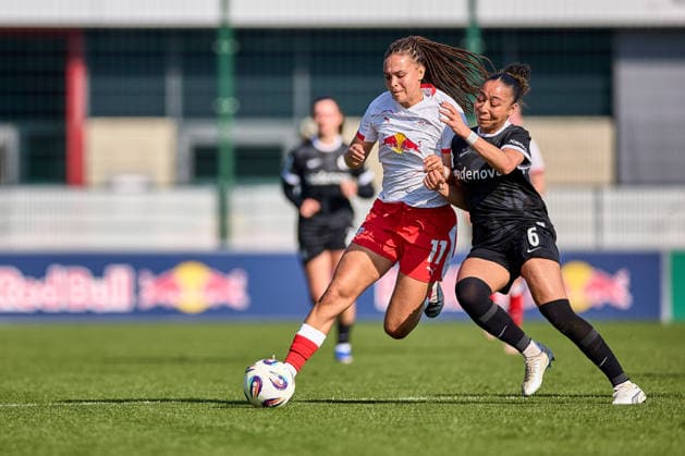 22 03 2026, GER, Womens Soccer, BL, 2025 2026, RB Leipzig SC Freiburg Lisa Baum 11, RB Leipzig, left , Nicole Ojukwu 6, SC Freiburg , action, with ball, duel Leipzig training center of the Red Bull Saxony Germany
