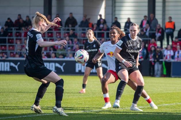 GER, Leipzig, Soccer, Google Pixel Women Bundesliga, 21 Matchday, RB Leipzig vs SC Freiburg in picture v l Meret Felde SC Freiburg 04 , Delice Boboy RB Leipzig 17 ,Zweikampf, 22 03 2025, RB Leipzig Training Academy Cottaweg Leipzig DFB REGULATIONS PROHIBIT ANY USE OF PHOTOGRAPHS AS IMAGE SEQUENCES AND OR QUASI VIDEO, Copyright: HMBxMedia PaulxFritz