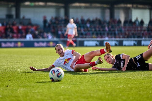 22 03 2026, GER, Womens Soccer, BL, 2025 2026, RB Leipzig SC Freiburg Marlene Müller 27, RB Leipzig, left , Nia Szenk 19, SC Freiburg , both on the ground, after duel for ball Leipzig training center of the Red Bull Saxony Germany
