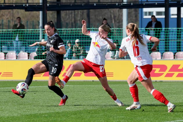 Selina Vobian SC Freiburg , Marlene Mueller RB Leipzig and Lou Ann Joly RB Leipzig battle for the ball, Google Pixel Frauen Bundesliga, RB Leipzig v SC Freiburg, RB Trainingszentrum, March 22, 2026 in Leipzig, Germany Photo by Marco Steinbrenner DeFodi Images Selina Vobian SC Freiburg , Marlene Mueller RB Leipzig and Lou Ann Joly RB Leipzig battle for the ball, Google Pixel Frauen Bundesliga, RB Leipzig v SC Freiburg, RB Trainingszentrum, March 22, 2026 in Leipzig, Germany Photo by Marco Steinbrenner DeFodi Images DFB DFL REGULATIONS PROHIBIT ANY USE OF PHOTOGRAPHS AS IMAGE SEQUENCES AND OR QUASI VIDEO