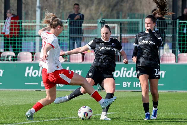 Marlene Mueller RB Leipzig , Alina Axtmann SC Freiburg and Leela Egli SC Freiburg battle for the ball, Google Pixel Frauen Bundesliga, RB Leipzig v SC Freiburg, RB Trainingszentrum, March 22, 2026 in Leipzig, Germany Photo by Marco Steinbrenner DeFodi Images Marlene Mueller RB Leipzig , Alina Axtmann SC Freiburg and Leela Egli SC Freiburg battle for the ball, Google Pixel Frauen Bundesliga, RB Leipzig v SC Freiburg, RB Trainingszentrum, March 22, 2026 in Leipzig, Germany Photo by Marco Steinbrenner DeFodi Images DFB DFL REGULATIONS PROHIBIT ANY USE OF PHOTOGRAPHS AS IMAGE SEQUENCES AND OR QUASI VIDEO