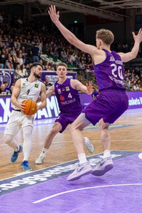 ProA, BG Goettingen vs Artland Dragons, Sparkassen Arena Goettingen 22 03 2026 ProA, Goettingen, Germany 22 03 2026 Buzz Anthony Artland Dragons, 9 in fight against Daniel Kirchner BG Goettingen, 4 and Janis Juenemann BG Goettingen, 20 , Barmer ProA 2 Basketball Bundesliga, game of BG Goettingen vs Artland Dragons, Sparkassen Arena Goettingen Copyright: xBEAUTIFULxSPORTS Freudensteinx